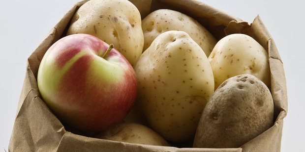 Đặt khoai tây chung với táo