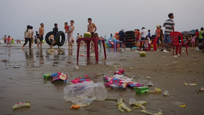 Khách du lịch xả rác bừa bãi ra biển