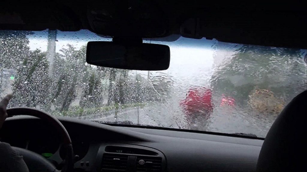khắc phục lái xe ô tô trời mưa