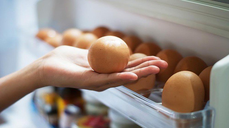 Chúng ta không nên cất giữ và bảo quản trứng ở cửa tủ lạnh